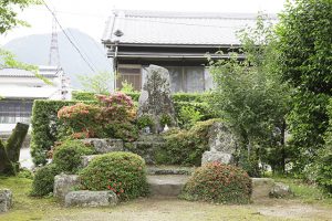 弁慶産屋の楠跡